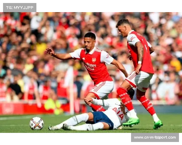 阿森纳领跑英超积分榜进步明显较上赛季表现大幅提升