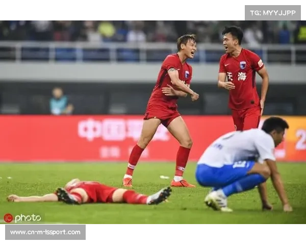 终场哨响，胜利一方主帅第一时间查看助理递上的比赛数据平板